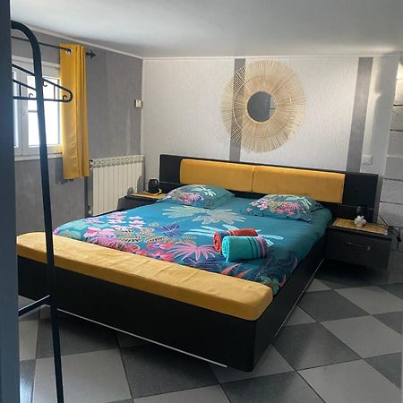 Charmant Appart Avec Jardin Aigues-Mortes Exteriör bild
