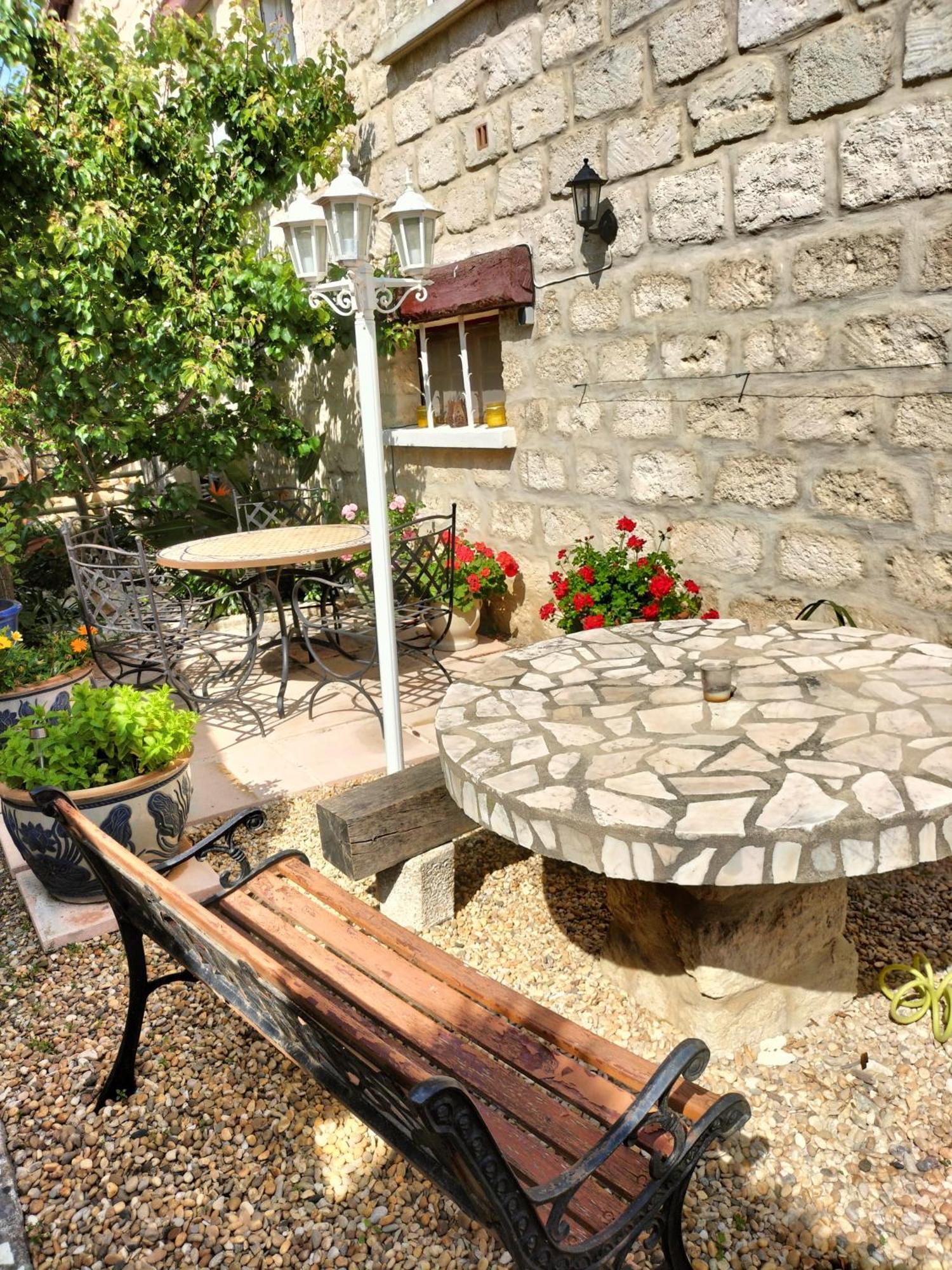 Charmant Appart Avec Jardin Aigues-Mortes Exteriör bild